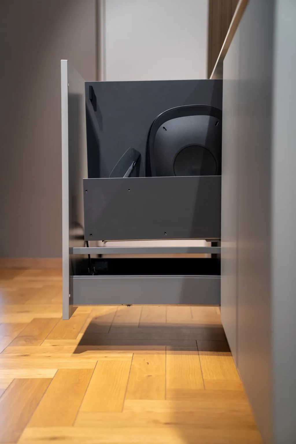 Geöffneter Unterschrank mit INVISIBLE 2.0 Innenauszug, darunter ein Frontauszug für Zubehör