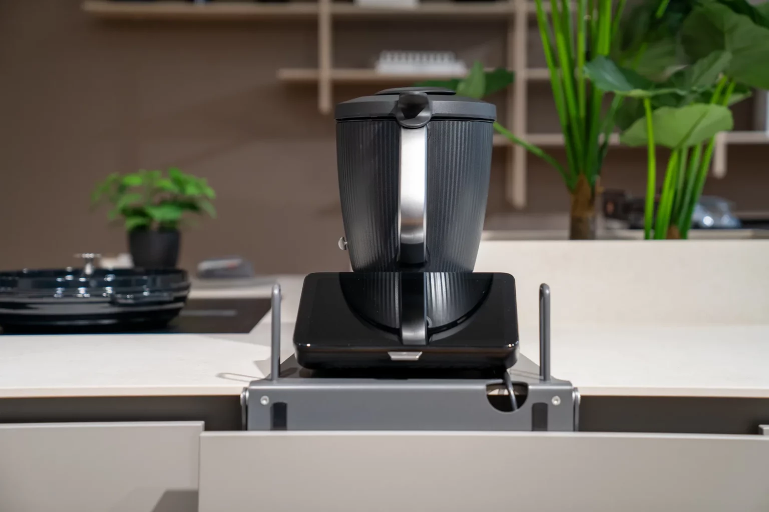 Frontansicht: Thermomix steht mit dem INVISIBLE 2.0 Schwenkbeschlag direkt auf der Arbeitsplatte einer Kücheninsel