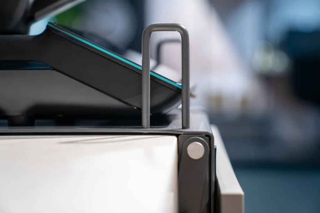 Gelenk des INVISIBLE 2.0 Schwenkbeschlags direkt an der Kante der Arbeitsplatte