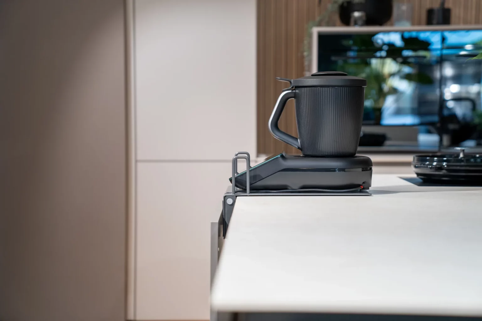 Thermomix verstecken mit dem INVISIBLE 2.0: Thermomix TM7 an einer Kücheninsel mit heller Keramik-Arbeitsplatte