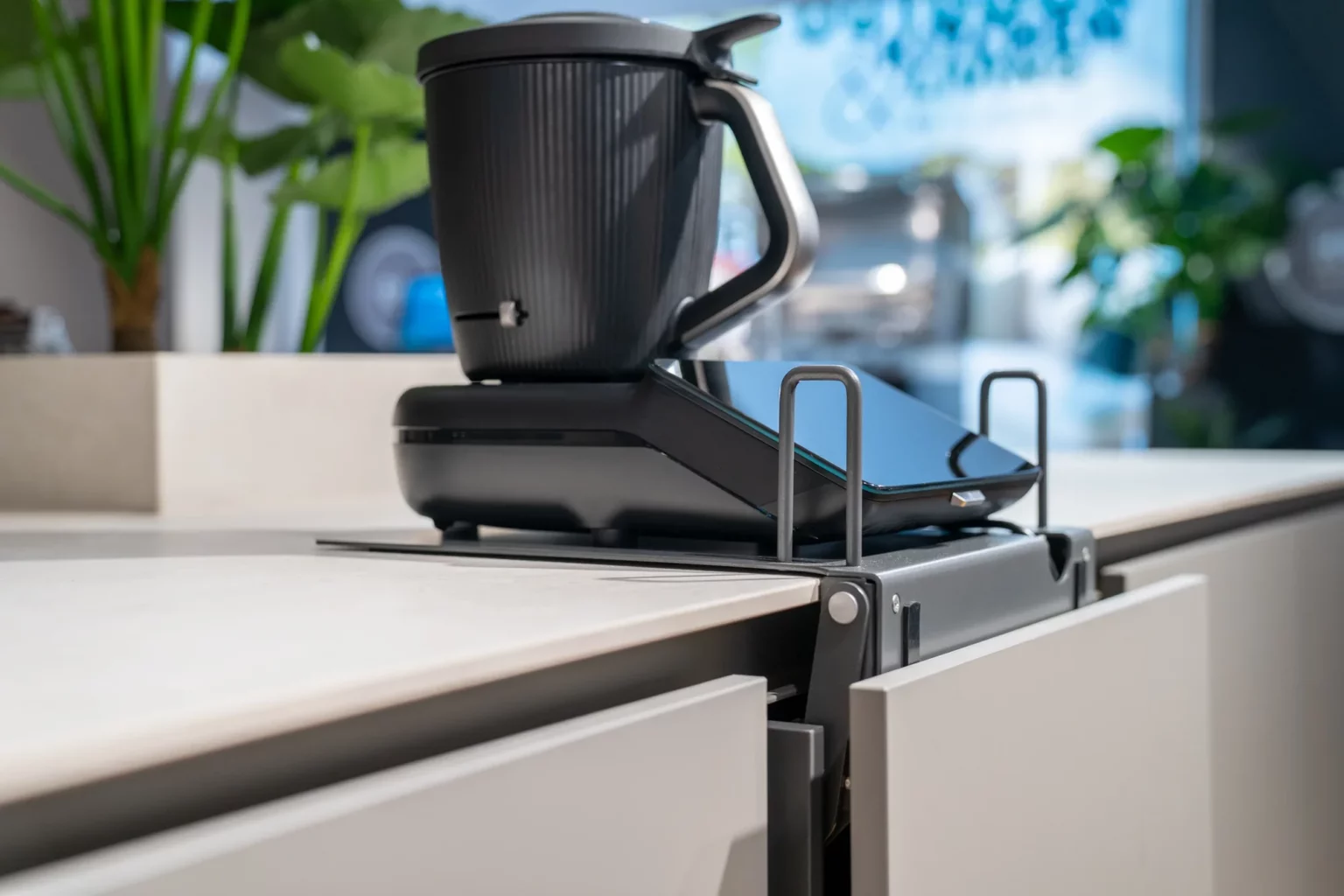Thermomix Lift INVISIBLE 2.0: hebt den Thermomix TM7 aus dem Unterschrank auf die Arbeitsplatte, die Fronten bleiben fast geschlossen